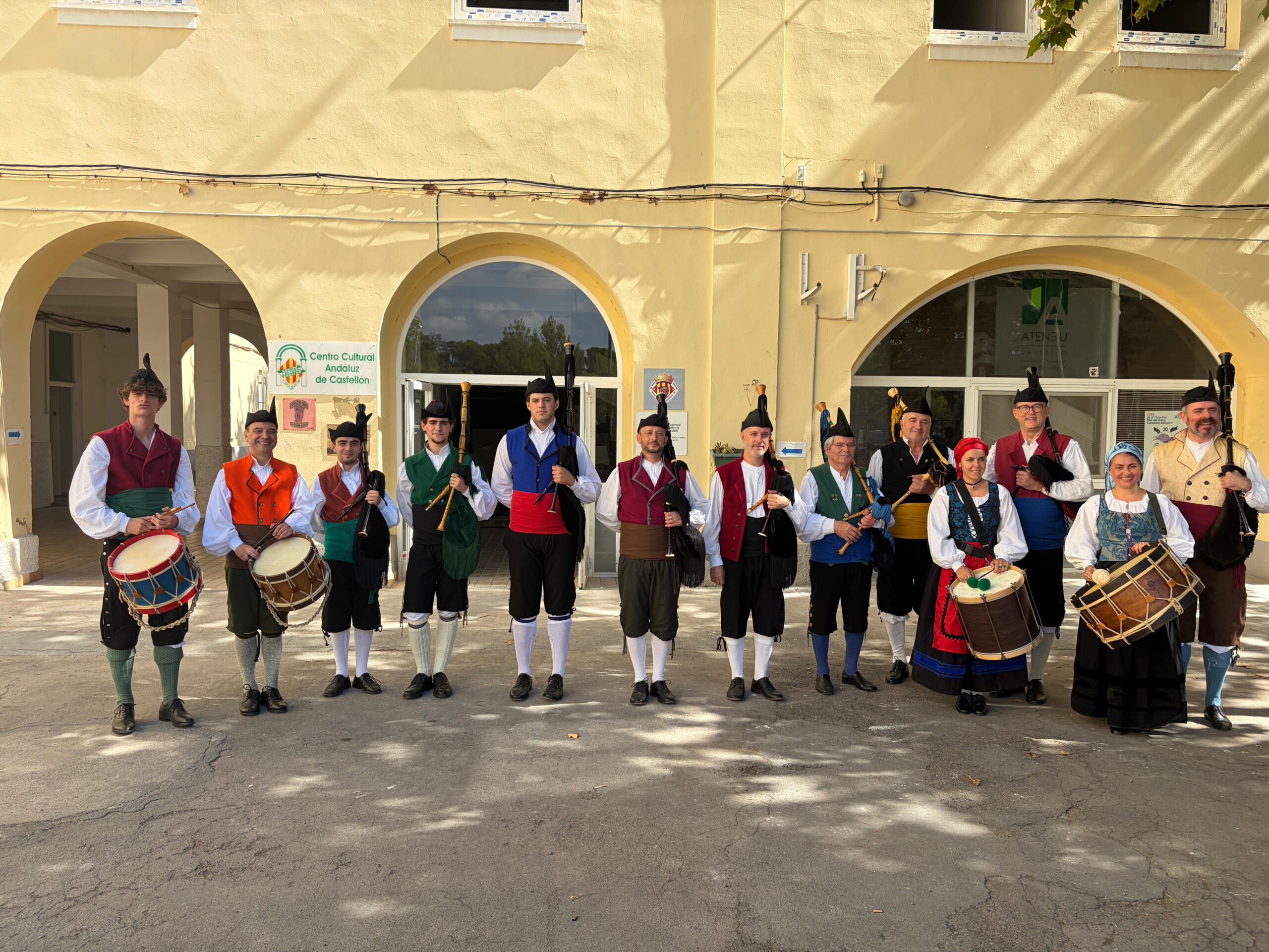 Gaiteros y tamborileros de las Casas de Asturias de Guadarrama, Valencia y Castellón ante la sede.