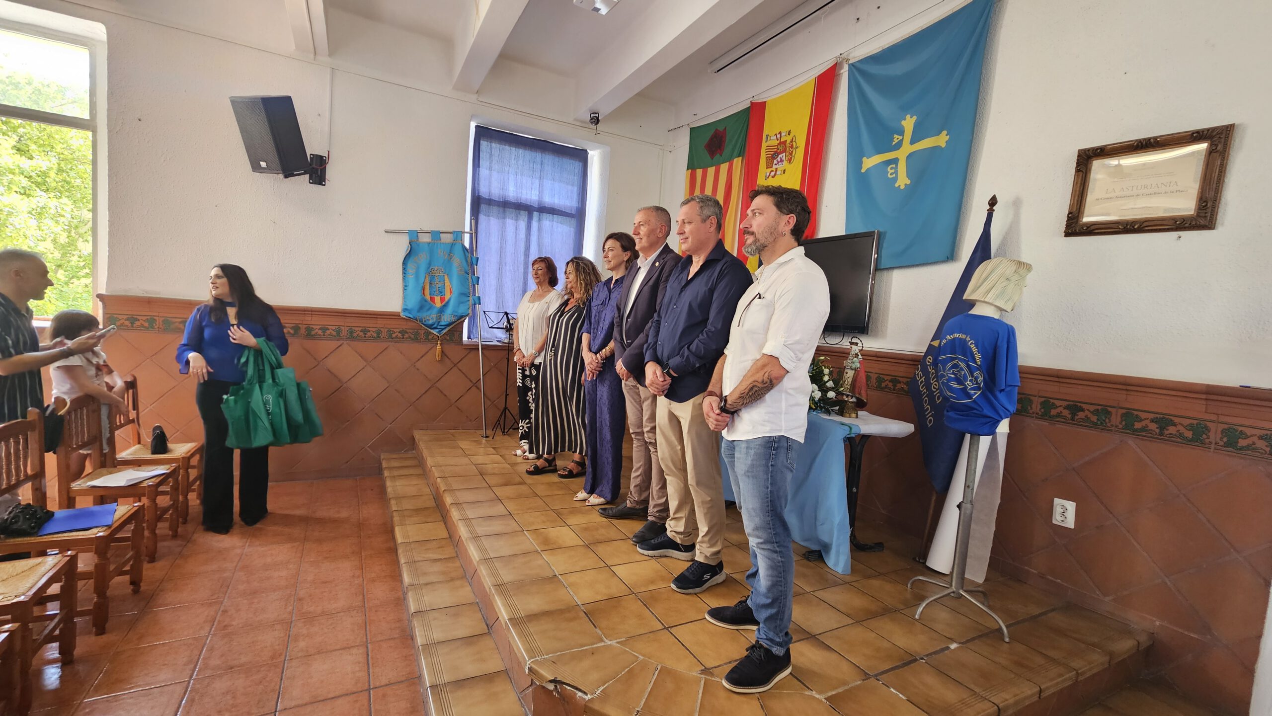 Participantes del acto institucional posan sobre el escenario del Centro Asturiano de Castellón.