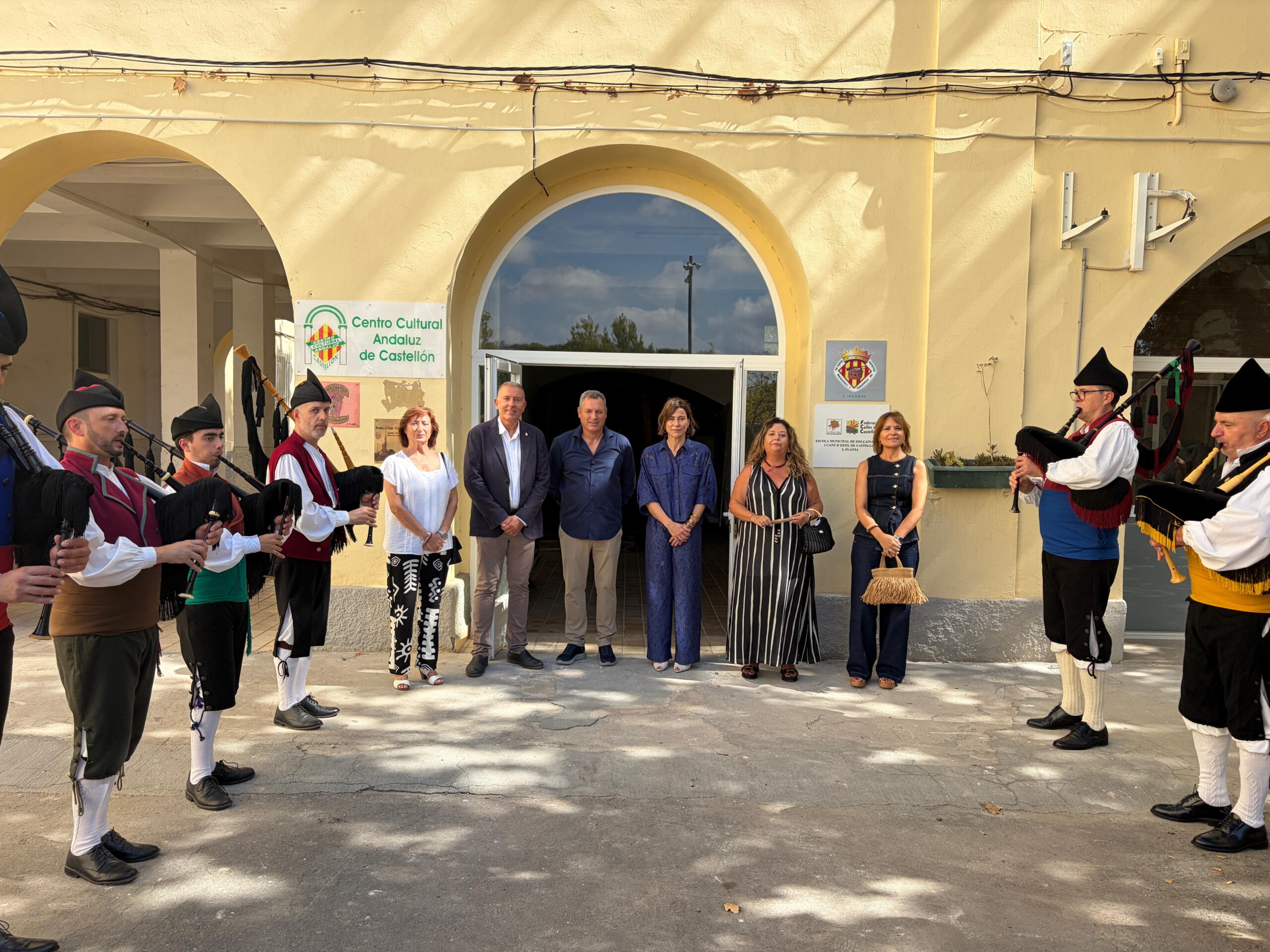 Invitados y músicos tradicionales ante la sede del Centro Asturiano de Castellón durante la celebración de 2026.